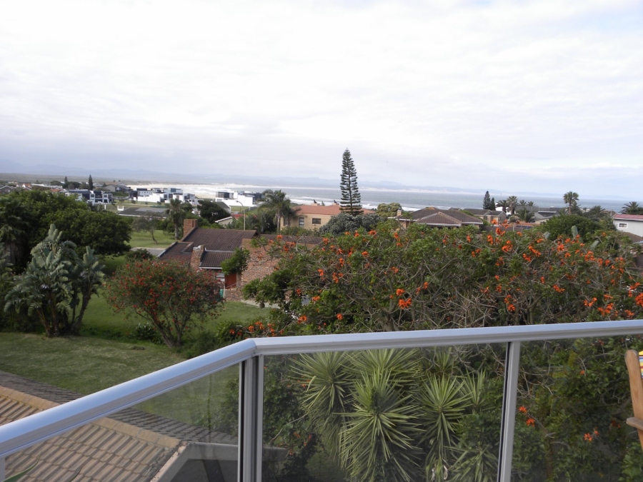 5 Bedroom Property for Sale in Wavecrest Eastern Cape